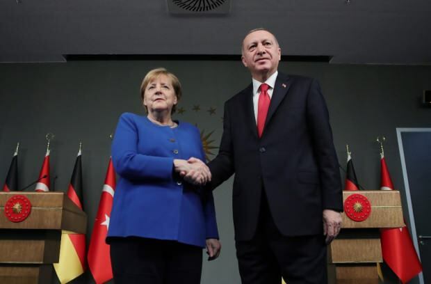 Kanselier Angela Merkel's Istanbul-aandeel schudde de sociale media!