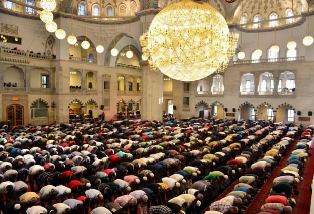 Hoe wordt de sunnah van het middaggebed uitgevoerd?