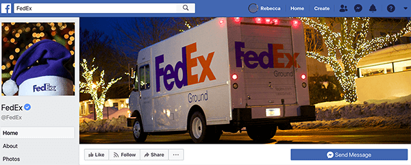 Dit is een screenshot van de FedEx Facebook-pagina. Voor de feestdagen is de profielafbeelding een paarse kerstmuts met FedEx op de witte band. De omslagfoto is een FedEx-vrachtwagen die langs met lichten versierde huizen rijdt.