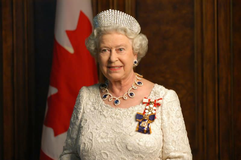 Koningin Elizabeth verliet het paleis uit angst voor het coronavirus! Voor het eerst bekeken na 72 dagen