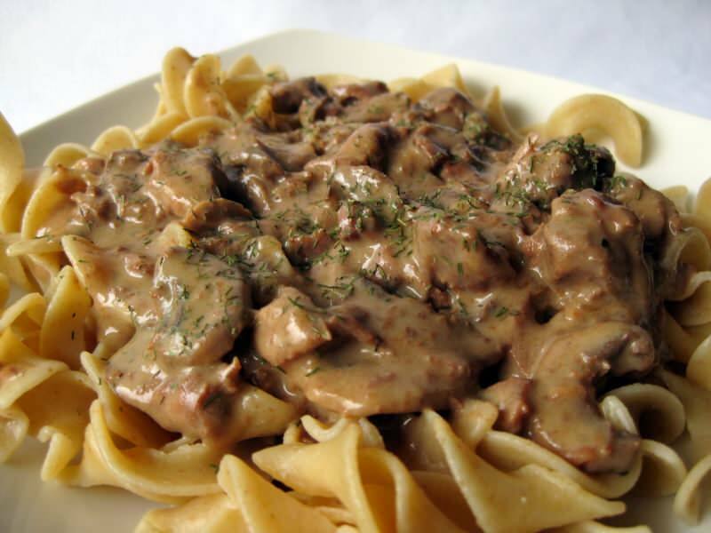 Wat is Beef Stroganoff en hoe maak je beef Stroganoff? Rundvlees Stroganoff ingrediënten