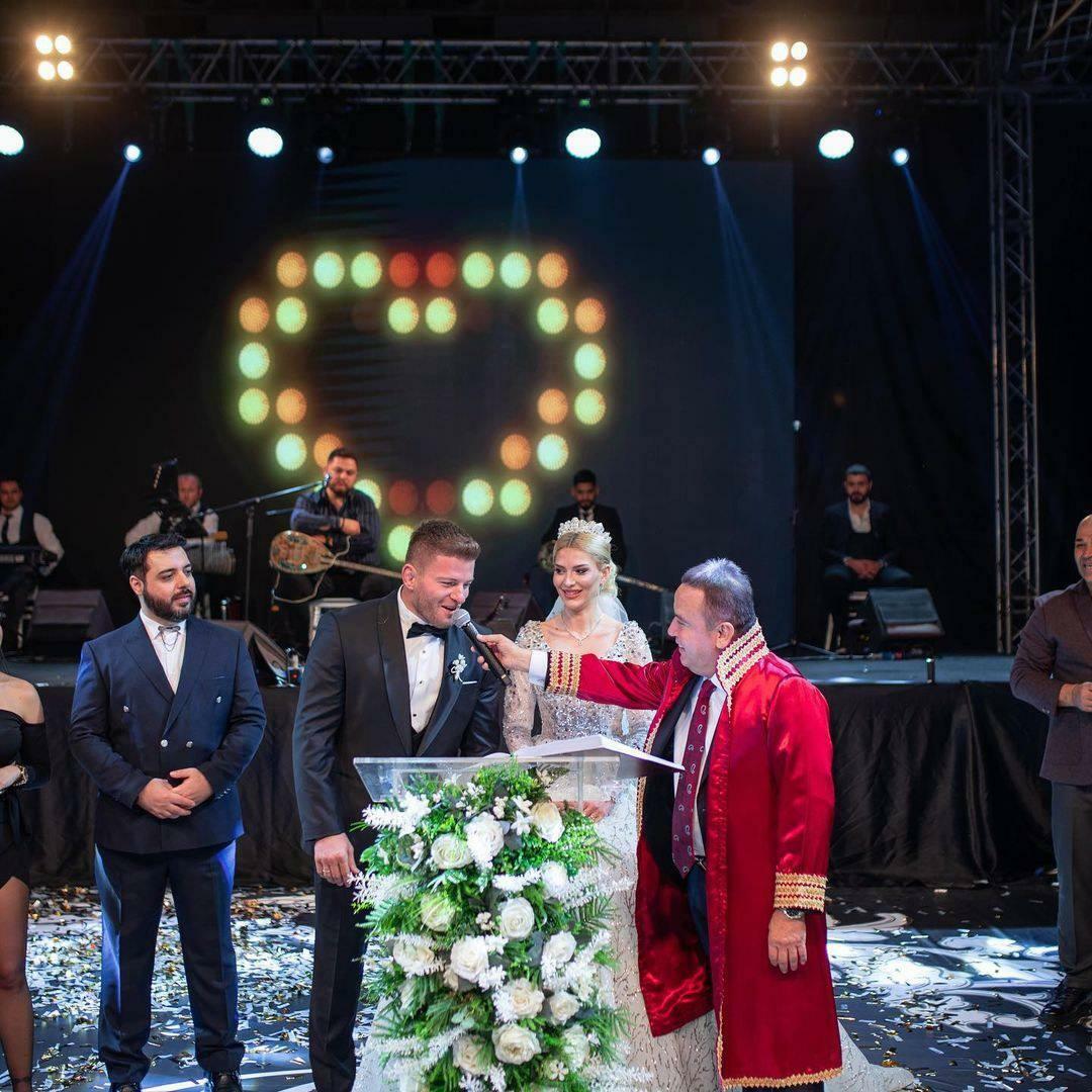 De bruiloft van het beroemde paar werd gedaan door de burgemeester van de grootstedelijke gemeente Antalya.