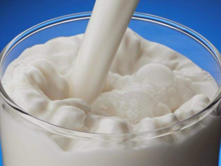 Melkgiettechniek zonder melk op je te spatten