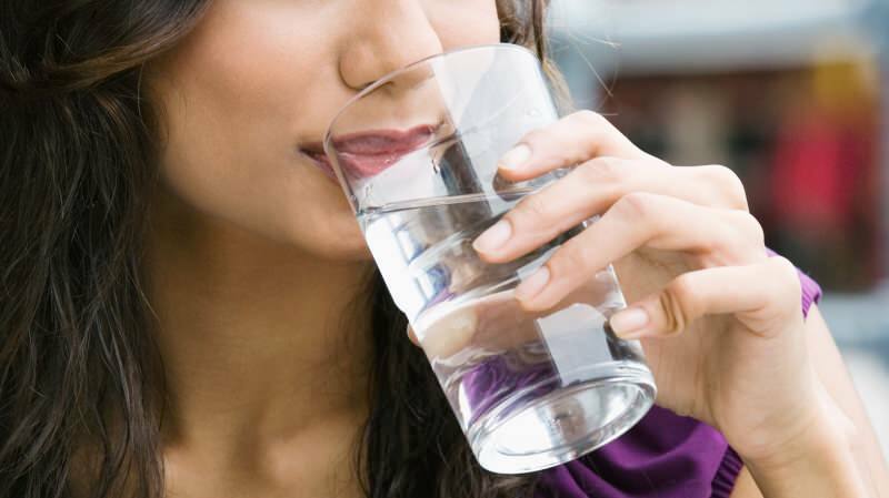 Is het schadelijk om tussen de maaltijden door water te drinken?