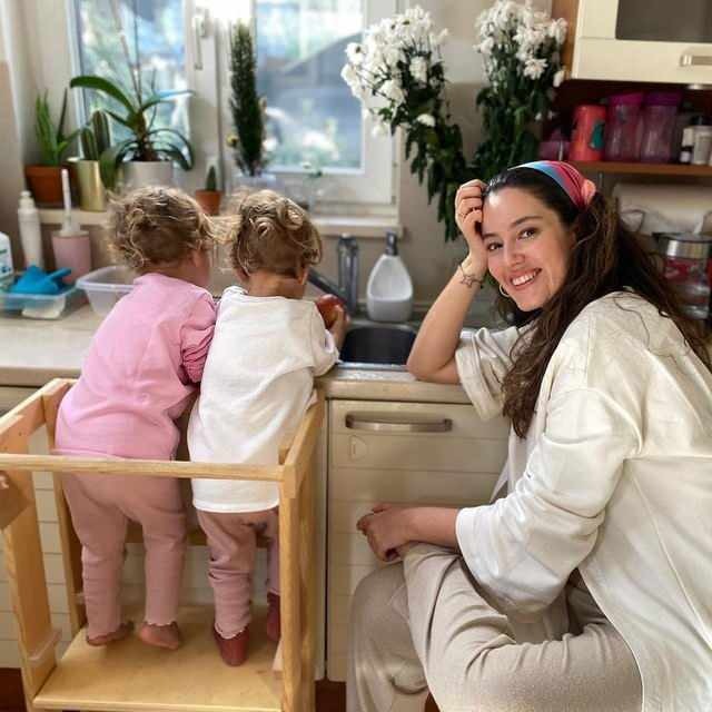 Delen met haar tweelingmoeder Pelin Akil die je doet glimlachen met haar kinderen!