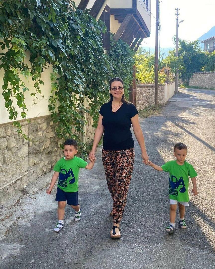 Ezgi Sertel op vakantie met haar zonen