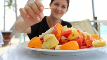 Wanneer moet u fruit in het dieet eten? Komt het laat eten van fruit aan?
