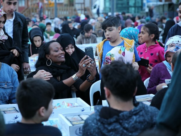 De moslimzangeres Della Miles maakte haar iftar in Istanbul