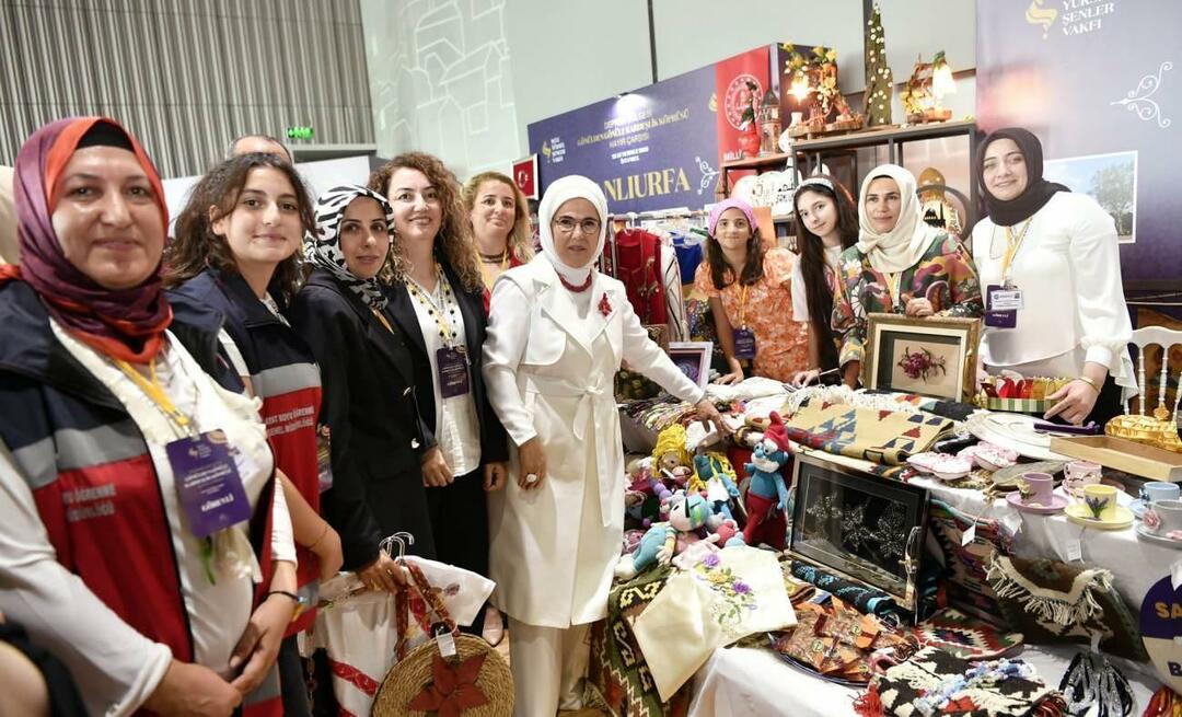 Emine Erdoğan ontmoette slachtoffers van de aardbeving bij de Şule Yüksek Şenler Foundation