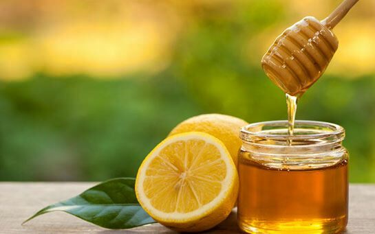 Spoel je mond na het drinken van thee met honing