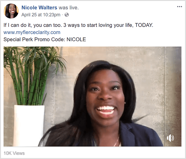 Nicole Walters deelt een live video op Facebook waarin ze haar cursus Fierce Clarity promoot. Ze verschijnt in zakelijke kleding voor een neutrale muur en een hoge bamboeplant in een witte plantenbak.