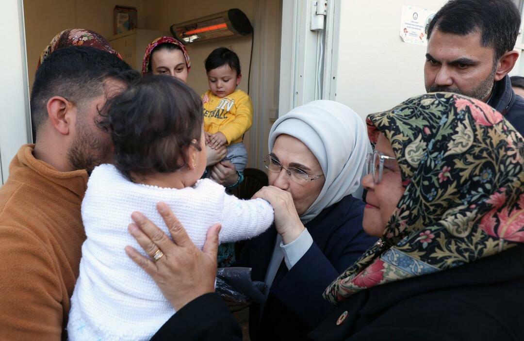 Emine Erdoğan bezocht families van slachtoffers van aardbevingen