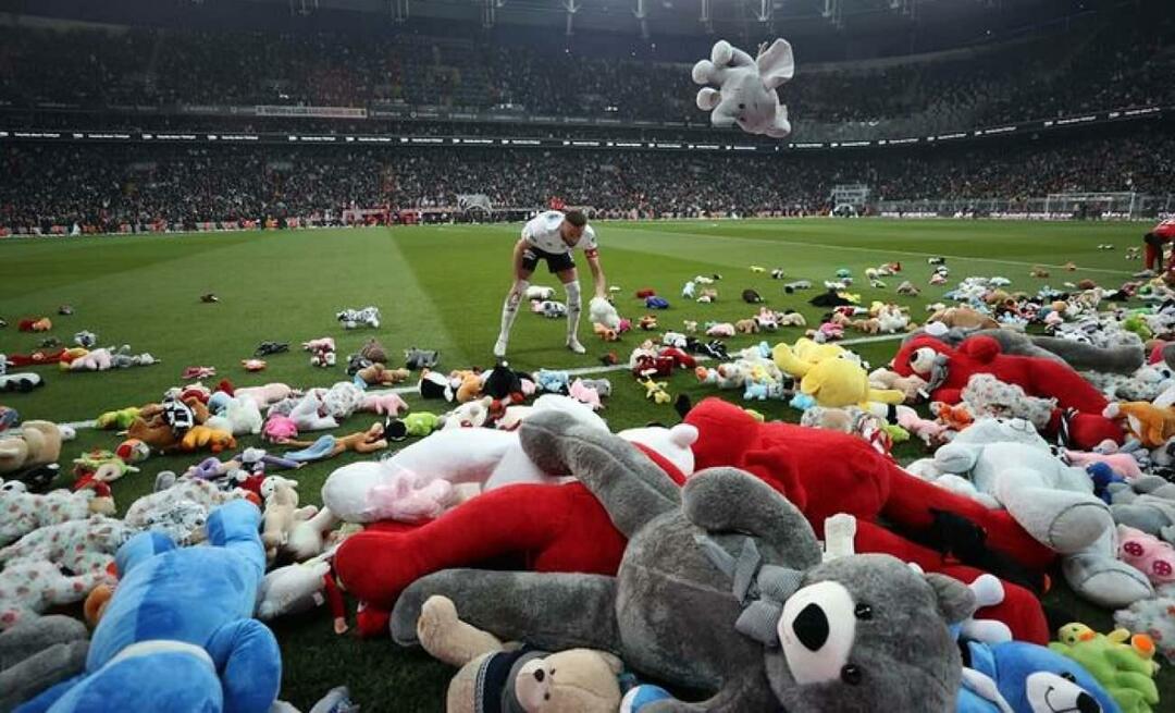 Zinvolle zet van Beşiktaş-fans! Ze gooiden speelgoed op het veld voor slachtoffers van aardbevingen