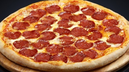 Hoe maak je de gemakkelijkste pepperoni-pizza? De trucs van het maken van pizza