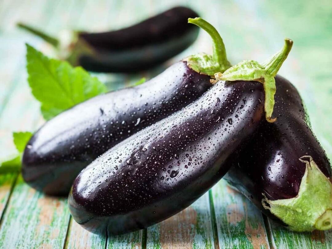 Hoe voorkom je dat aubergine bruin wordt? Kan aubergine rauw gegeten worden? Zijn aubergines giftig tijdens het koken?