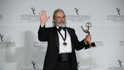  Met een Emmy bekroonde acteur Haluk Bilginer blijft trots! 