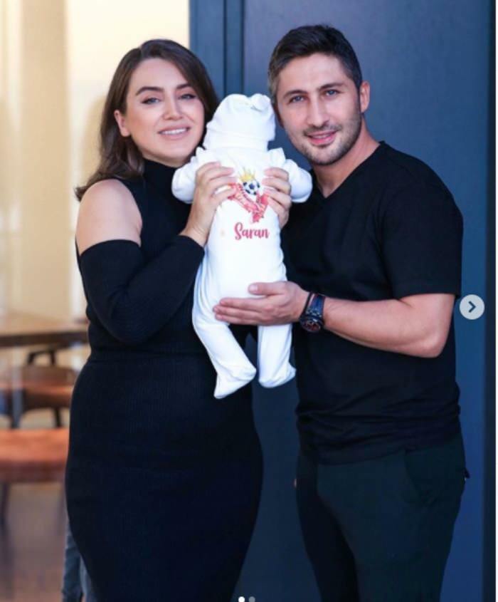 Het paar Yağmur-Sabri Sarıoğlu liet voor het eerst de gezichten van hun baby's zien