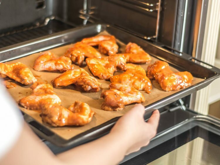 Het recept van kippenvleugels met saus thuis