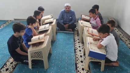 Slechtziende imam Necmettin leert de Koran aan kinderen!
