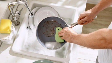 Hoe maak je een verbrande pan schoon?