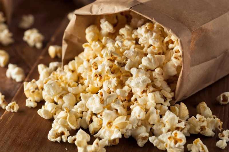 Wat zijn de voordelen van maïs? Het voordeel van popcorn! Gekookt maïssap drinken ...