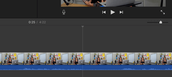 Als je je video in segmenten splitst, zoek dan de plekken waar de audio in een platte lijn verandert.