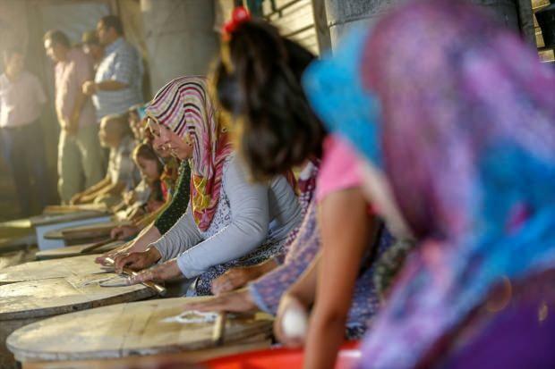 70 vrouwen uit Antalya verkopen pannenkoeken en maken moskeeën