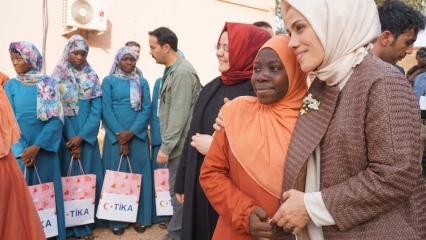 Esra Albayrak voegt zich bij de voedselhulp van TİKA aan Burkina Faso