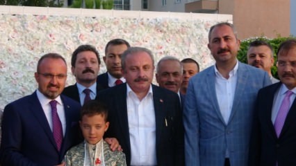 De politieke wereld ontmoette elkaar tijdens de besnijdenisceremonie van de zonen van Bülent Turan, vicepresident van de AK-fractie
