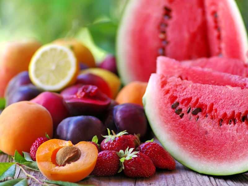 Wanneer moet u fruit in het dieet eten? Komt het laat eten van fruit aan?