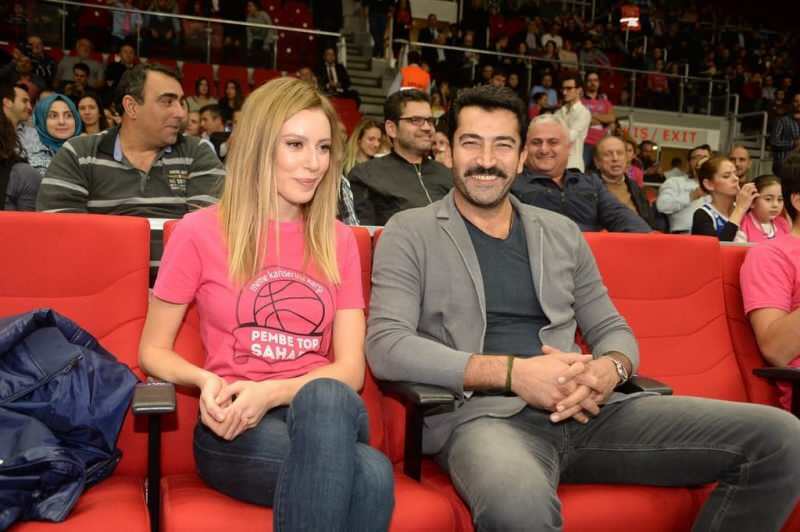 uit de roze mand die werd bijgewoond door Sinem Kobal en zijn vrouw Kenan Imirzalıoğlu 