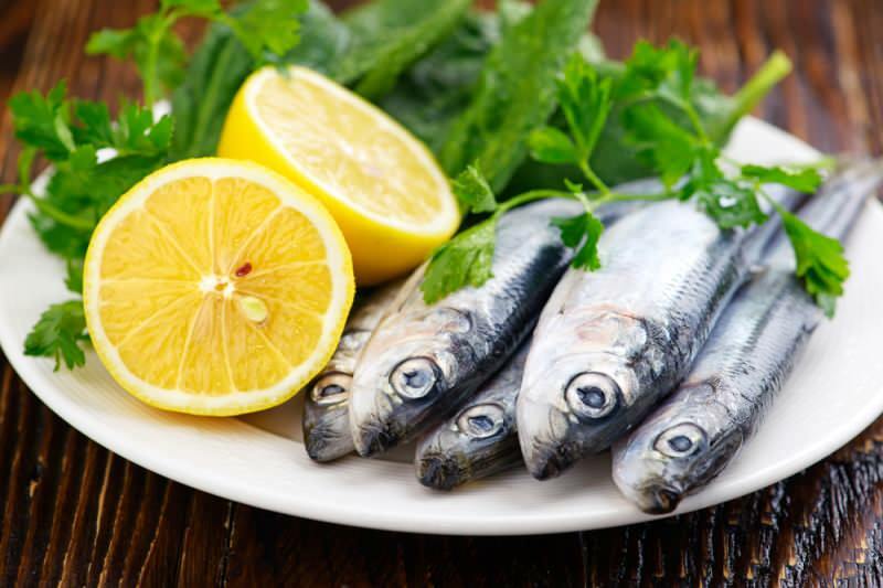 Hoe sardines schoon te maken? Hoe kom je erachter of een sardine vers is