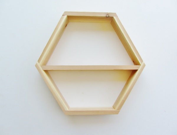 Hoe maak je thuis een zeshoekige boekenkast?