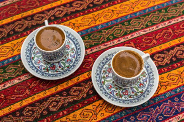 Hoe krijg je de hardheid in de smaak van Turkse koffie?