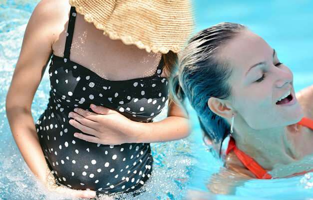 De voordelen van zwemmen tijdens de zwangerschap! Is het mogelijk om tijdens de zwangerschap het zwembad in te gaan?