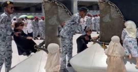De bewaker van Masjid al-Haram kwam helpen! Terwijl de kleine pelgrimskandidaten de Kaaba proberen aan te raken...