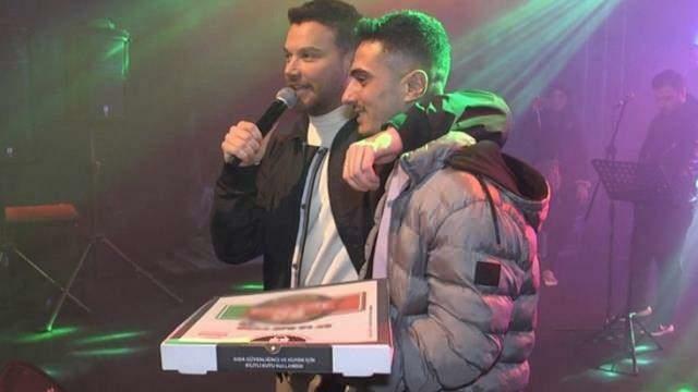 Sinan Akçıl zong pizza voor het concert! Hij vervulde de droom van zijn fans...