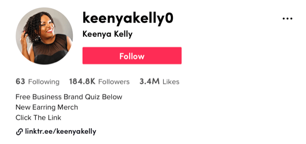 screenshot voorbeeld van @ keenyakelly0 tiktok-profiel met 184,8k volgers en 3,4 miljoen likes, samen met beschrijving met een gratis quiz, nieuwe merchandise voor oorbellen en een oproep tot actie om op haar profiel linktr.ee te klikken koppeling