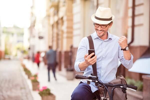 Mobiele lokale marketing helpt u klanten te bereiken die onderweg zijn, bij u in de buurt.