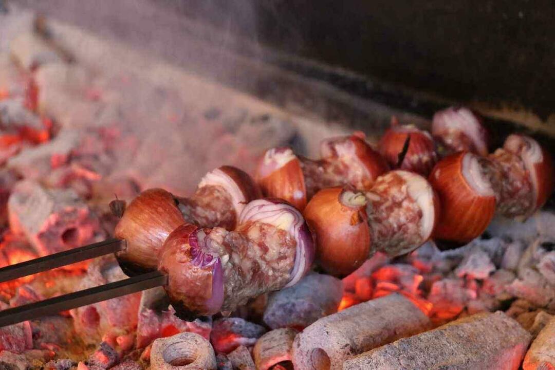 Hoe maak je uienkebab in de bak? Recept voor uienkebab stap voor stap