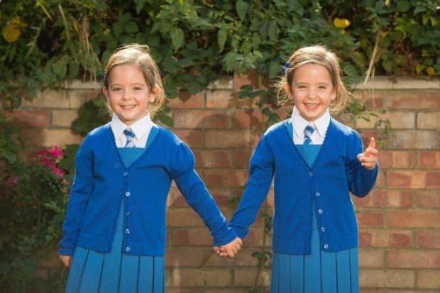 Moeten tweelingzusjes in dezelfde klas studeren? Onderwijs van tweelingbroers
