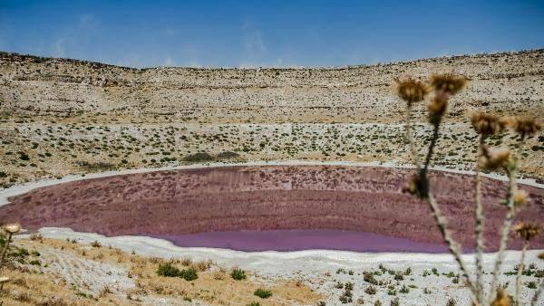 De kleur van Meyil Obruk Lake is roze geworden!