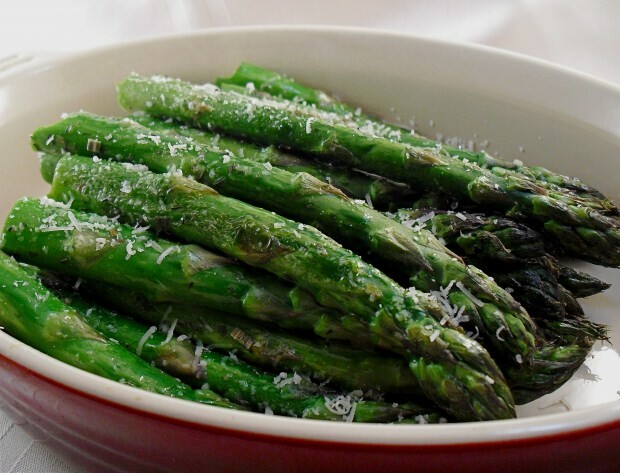 Hoe asperges koken? De trucs van het koken van asperges