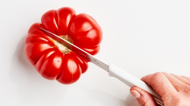 Hoe de tomatenschil te schillen met de gemakkelijkste methode