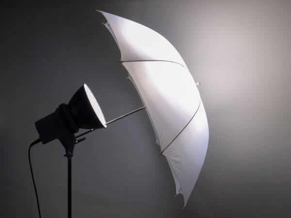 Een fotoparaplu helpt bij het creëren van zacht, flatterend licht voor je video's.