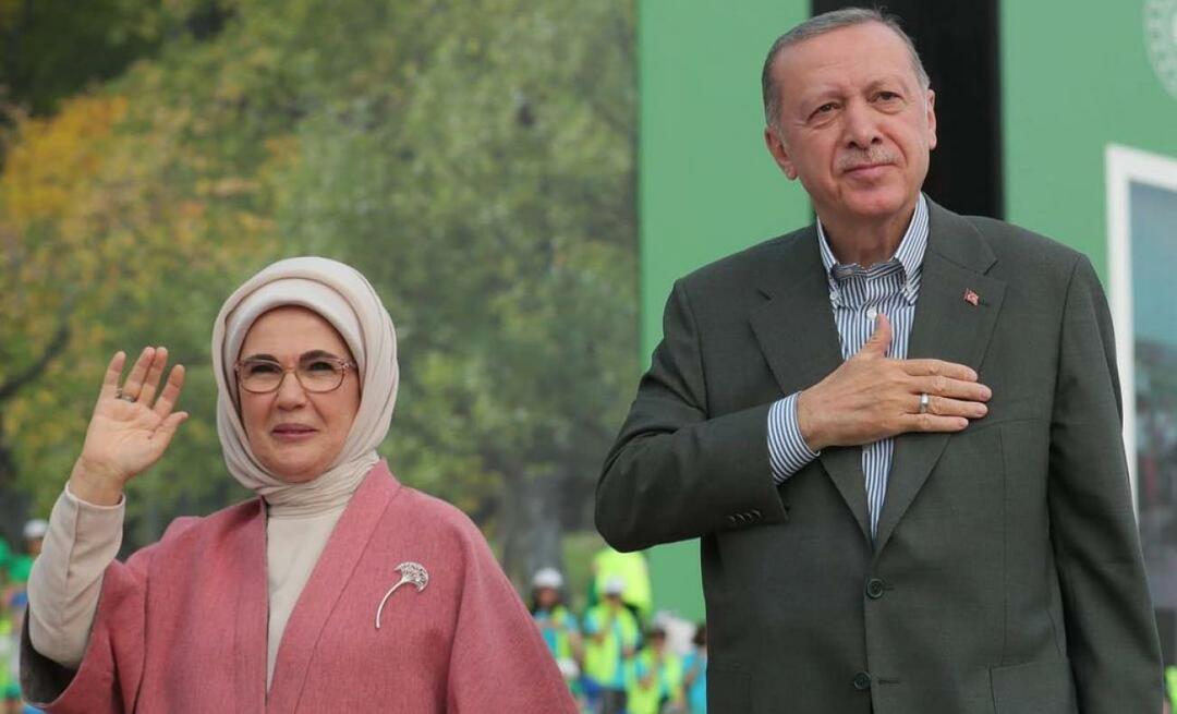 Emine Erdoğan bedankte Ayaskent İrfan Kırdar Secondary School in İzmir