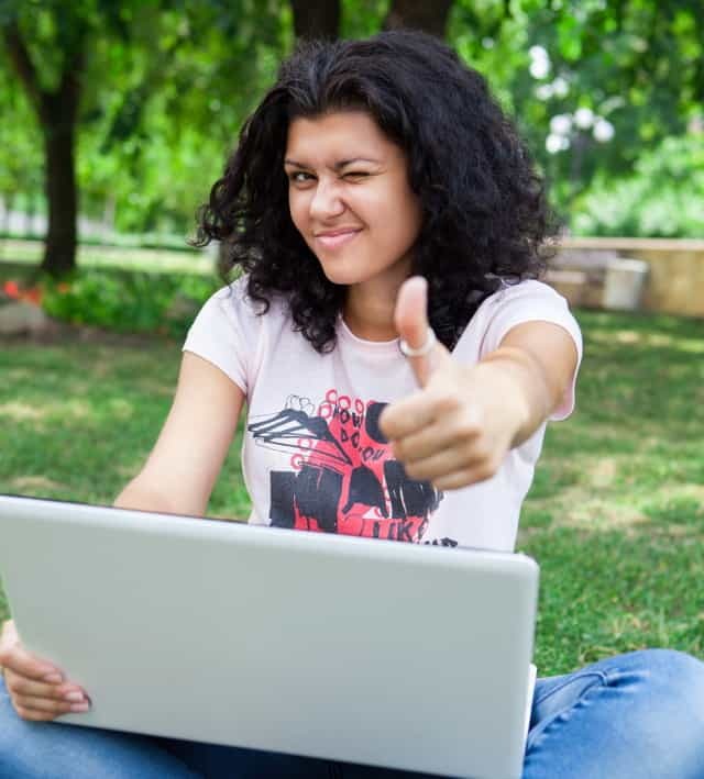 Meisje op laptop in park