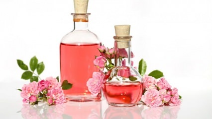 Wat zijn de voordelen van rozenwater voor de huid? Hoe wordt rozenwater op de huid aangebracht? Rozenwatermasker