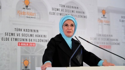 First Lady Erdoğan woonde de Dag van de Rechten van de Vrouw bij