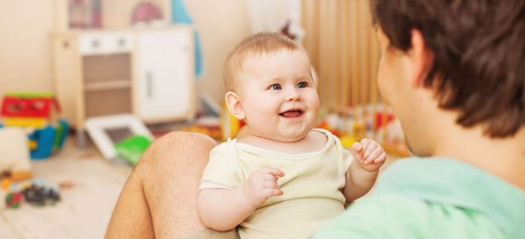 Blootgesteld aan verschillende talen, kan de baby laat spreken